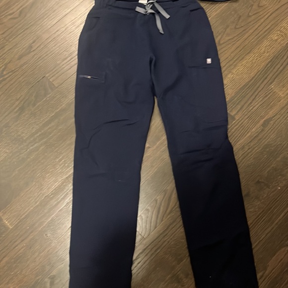 FIGS Technical Collection Scrubs - Picture 2 of 6